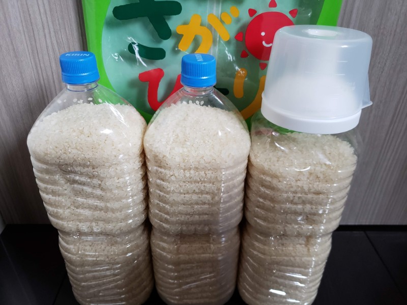 ふるさと納税の返礼品でもらった米は 冷蔵庫での保管が基本です ペットボトルと100均グッズで上手に収納しましょう 男ひとり 節約生活